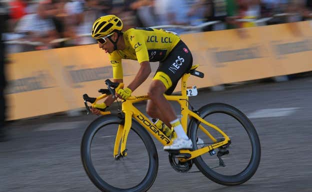 Egan Bernal, rodando por los Campos Elíseos con el maillot amarillo que le acreditaba como líder (y futuro ganador) del Tour de Francia 2019.  @GETTYSPORT