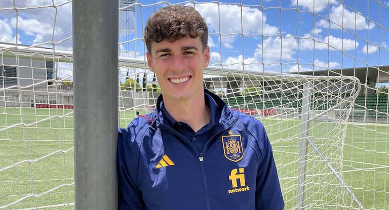 Kepa posa para Relevo.