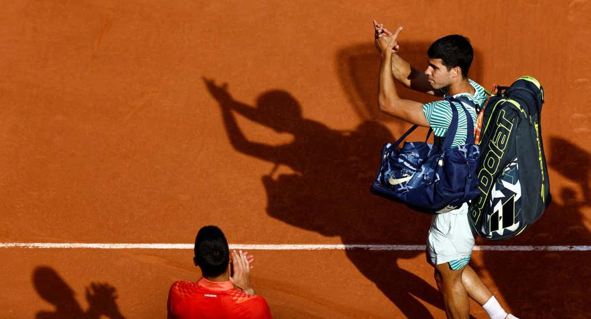 Carlos Alcaraz se despide de la pista Philippe Chatrier tras caer eliminado ante Novak Djokovic.  /CLODAGH KILCOYNE/REUTERS