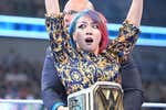 Asuka recibe el nuevo Campeonato femenino de WWE y el reto de Charlotte Flair