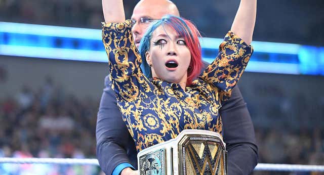 Asuka recibe el nuevo Campeonato femenino de WWE y el reto de Charlotte Flair