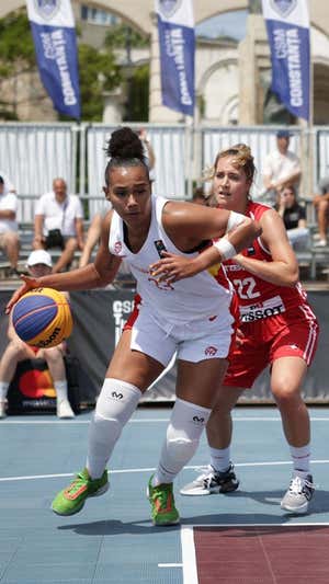 Ceci Muhate, en una acción ante Suiza. FIBA