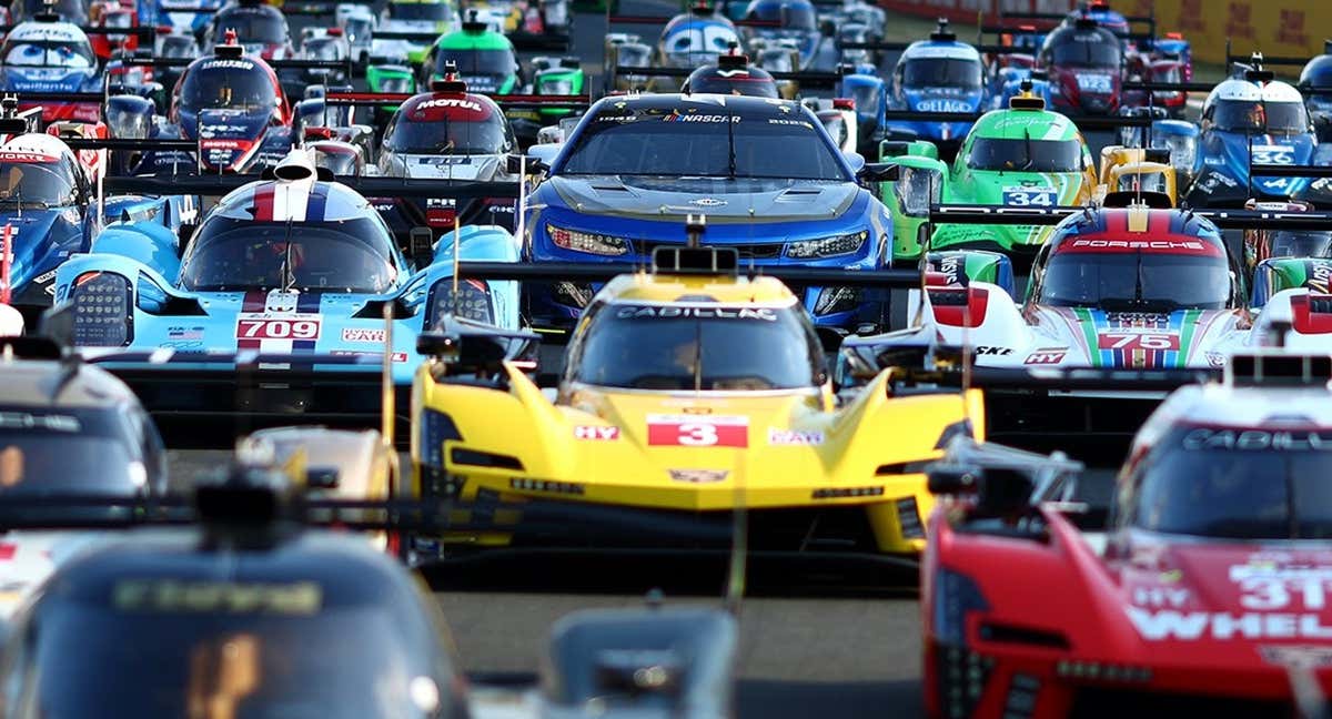 El Chevrolet Camaro ZL1 del Garage 56 de NASCAR, en la foto de familia de las 24h de Le Mans 2023.