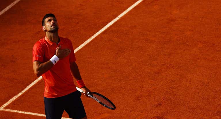 Novak Djokovic celebra el triunfo ante Carlos Alcaraz en las semifinales de Roland Garros.