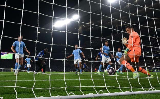 La parada de Ederson a Lukaku. OZAN KOSE / AFP