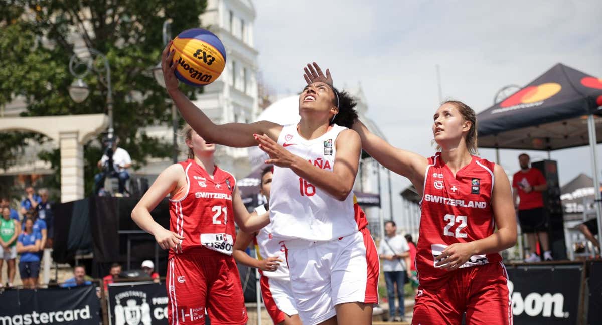 Helena Oma lanza a canasta./FIBA