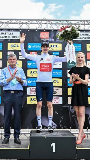 Carlos Rodríguez, con el maillot blanco que le acredita como mejor joven del Critérium du Dauphiné.  ASO / BILLY CEUSTERS
