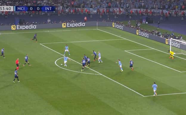 Tras recibir, regatea, esconde y se la pasa a Gündogan en ventaja. Nada que no pueda hacer.