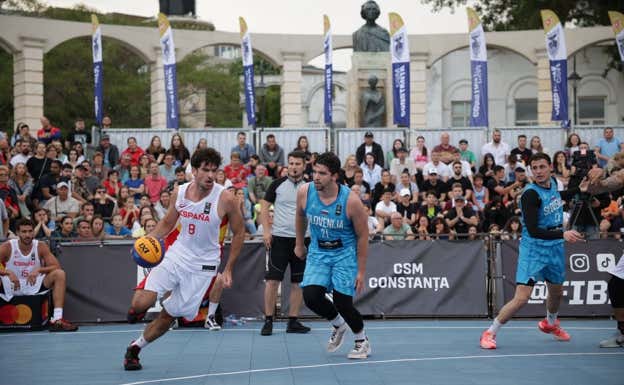 Carlos Martínez, durante el partido ante Eslovenia.  FIBA