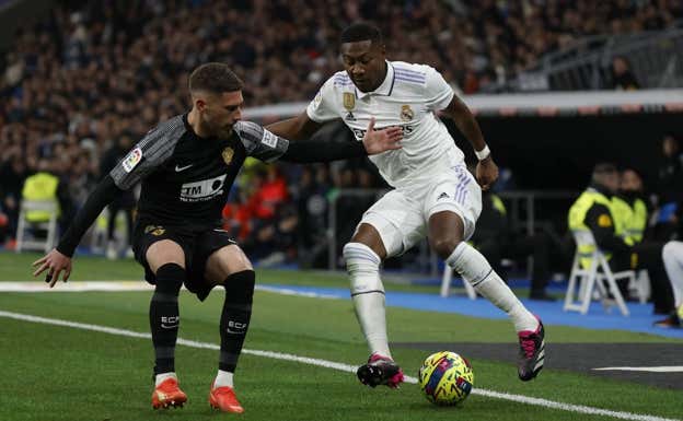 José Ángel Carmona ante Alaba, en un partido con el Elche. EFE