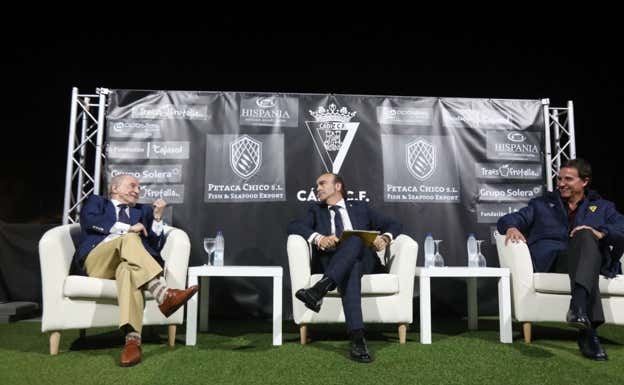Imagen del coloquio organizado por el Cádiz “Hablamos de fútbol. Lenguaje y Deporte” donde García y De la Morena se reencontraron.  CÁDIZ CF