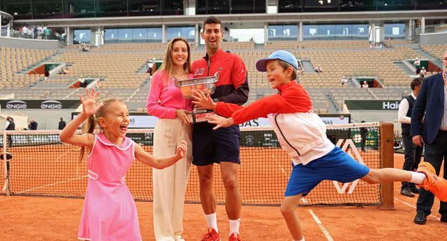 Una canción en español, puros y Moët & Chandon: en la intimidad de la fiesta de Djokovic en París