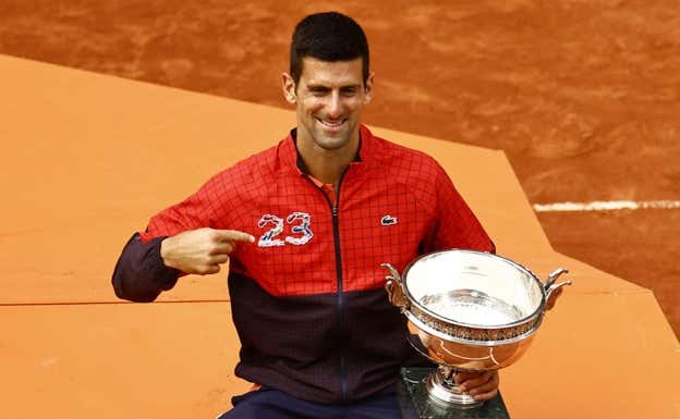 Djokovic se señala el 23 en la chaqueta de Lacoste.  RETUERS