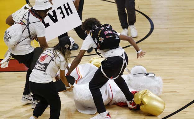 Burnie siendo arrastrado para sacarlo de la pista tras los golpes.  EFE