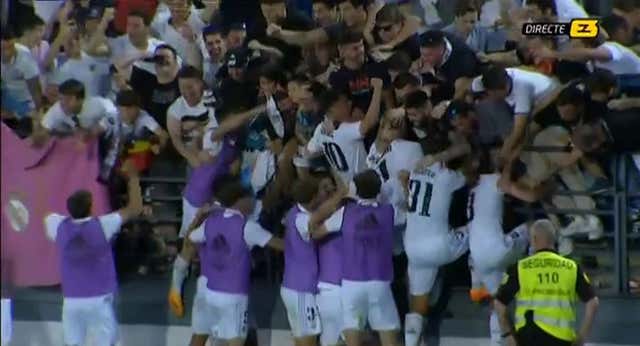La celebración de los jugadores del Castilla provoca la caída de la valla del Di Stéfano