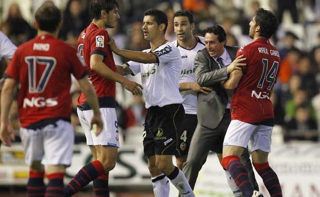 Lekic es separado tras un enfrentamiento con Rami.  DAMIAN TORRES