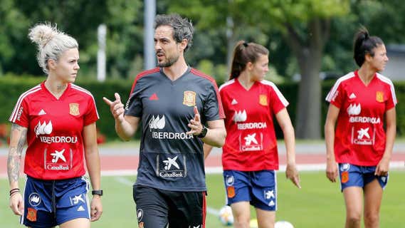 Mapi León, Kenio Gonzalo, Patri Guijarro y Leila Ouahabi durante un entrenamiento de la Selección española. /EFE/ J.Sirvent