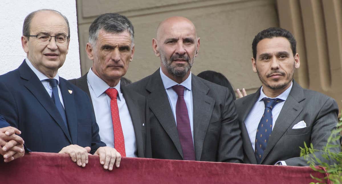 Monchi, entre Mendilibar y Del Nido Carrasco y con José Castro.