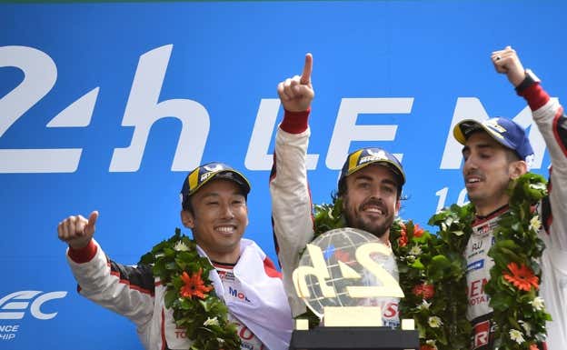 El podio de las 24h de Le Mans 2018, con Fernando Alonso, Nakajima y Buemi.  AFP