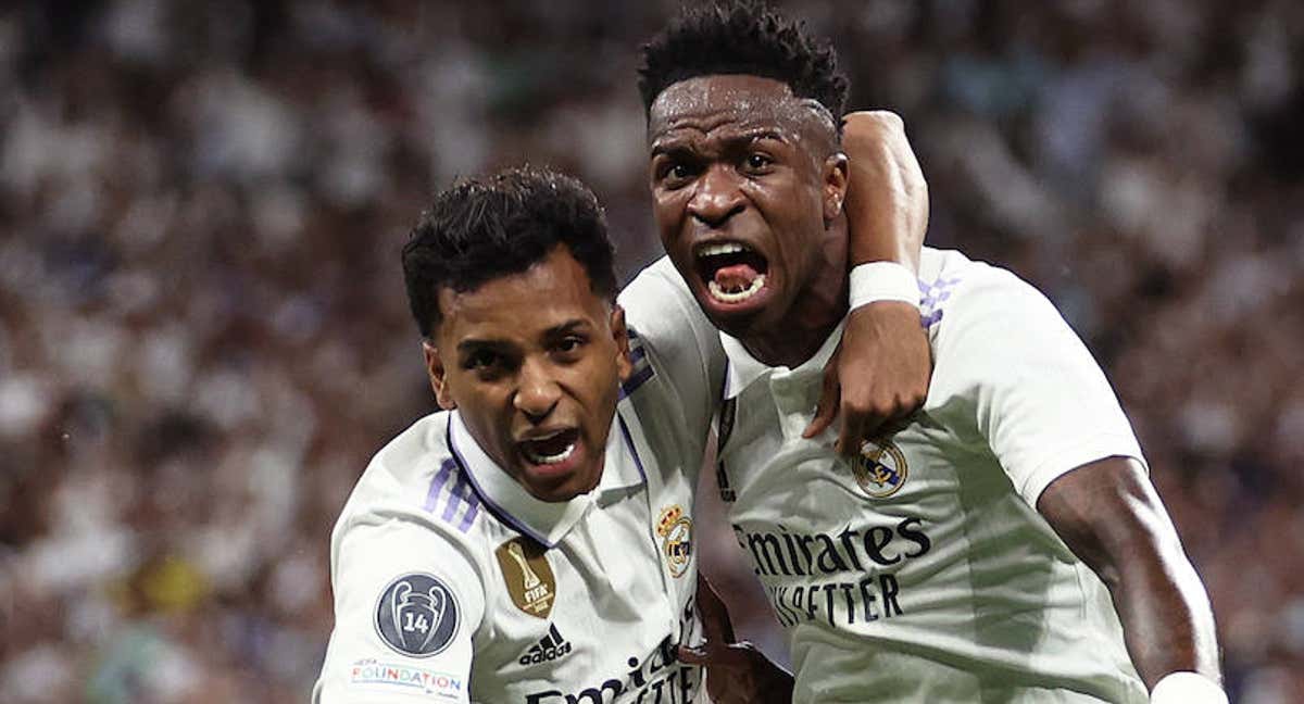 Rodrygo y Vinicius celebran un gol en el Santiago Bernabéu.