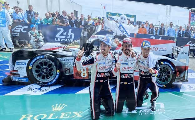 Imagen del triunfo de Fernando Alonso, Kazuki Nakajima y Sébastien Buemi en la entrada al circuito de Le Mans.  RELEVO/S.L.