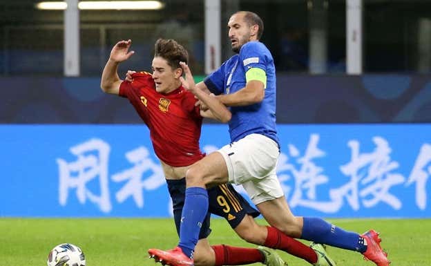 Chielini y Gavi pugnan por un balón en las semifinales jugadas en Milán.  EFE