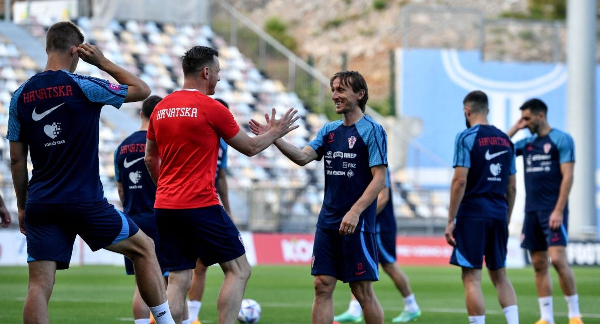 Modric saluda a Dalic antes de un entrenamiento.