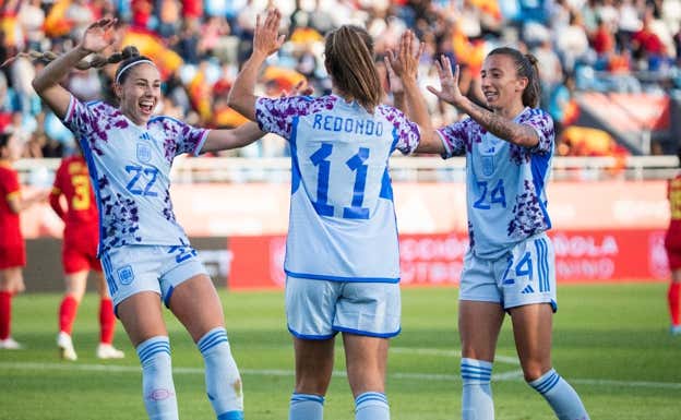 Alba Redondo celebra un gol con Athenea y Sheila García.  RFEF