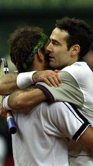 Balcells y Corretja se abrazan en la final de la Davis del año 2000.  REUTERS/Enrique Shore