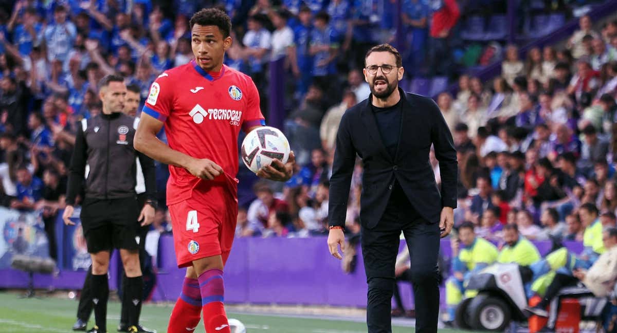 El entrenador del Getafe José Bordalás (d) durante el partido de la última jornada de Liga que Real Valladolid y Getafe CF.