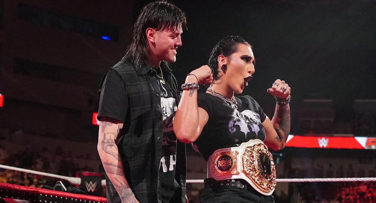 Dominik Mysterio y Rhea Ripley posan con el nuevo título de Ripley en Raw.