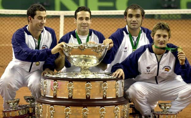 Costa, Corretja, Balcells y Ferrero posan con la Ensaladera de la Davis.  ANDREU DALMAU/EFE