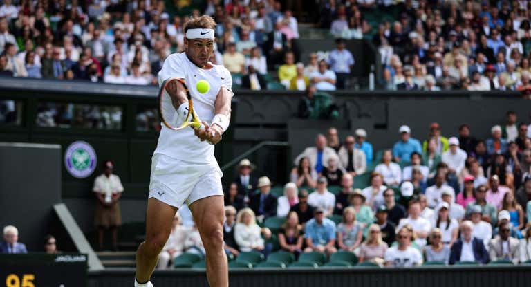 Rafa Nadal juega en un torneo de Wimbledon.