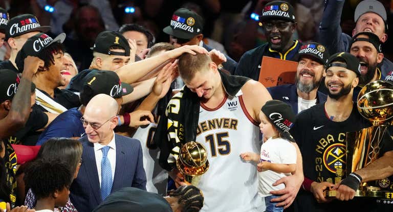 Los jugadores de los Denver Nuggets felicitan a Nikola Jokic.