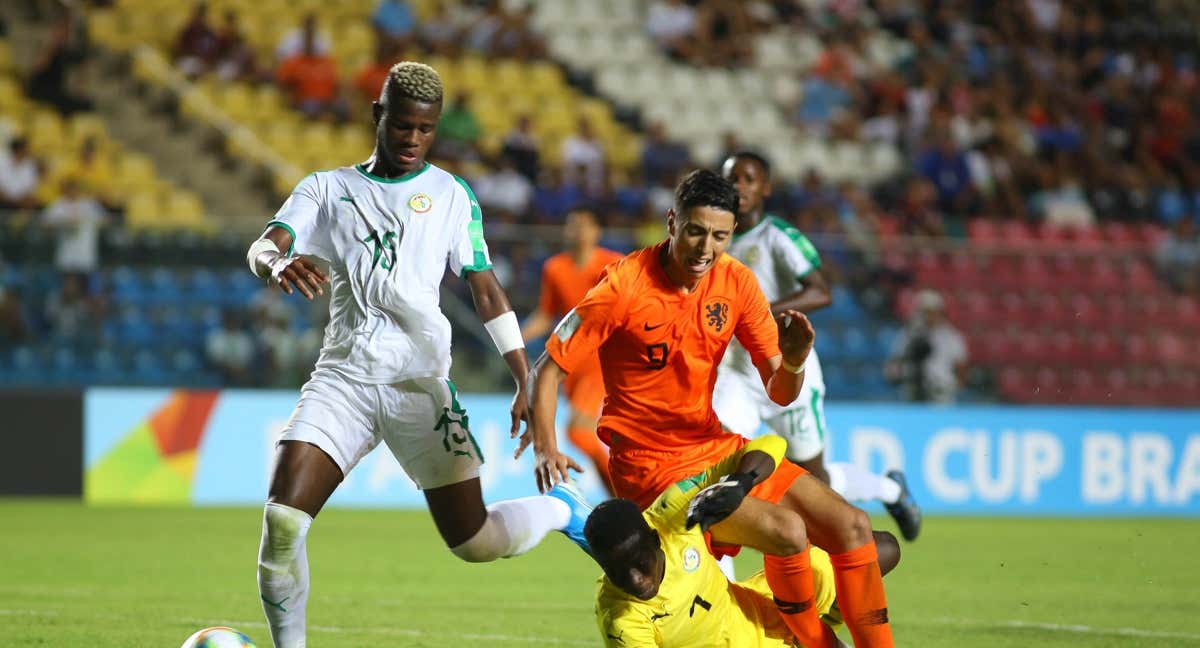 Faye jugando con Senegal en el Mundial sub 17 de 2019.