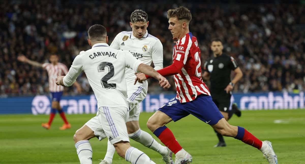 Carvajal y Fede Valverde intentan frenar a Pablo Barrios en el derbi liguero, celebrado el 25 de febrero en el Santiago Bernabéu. /EFE