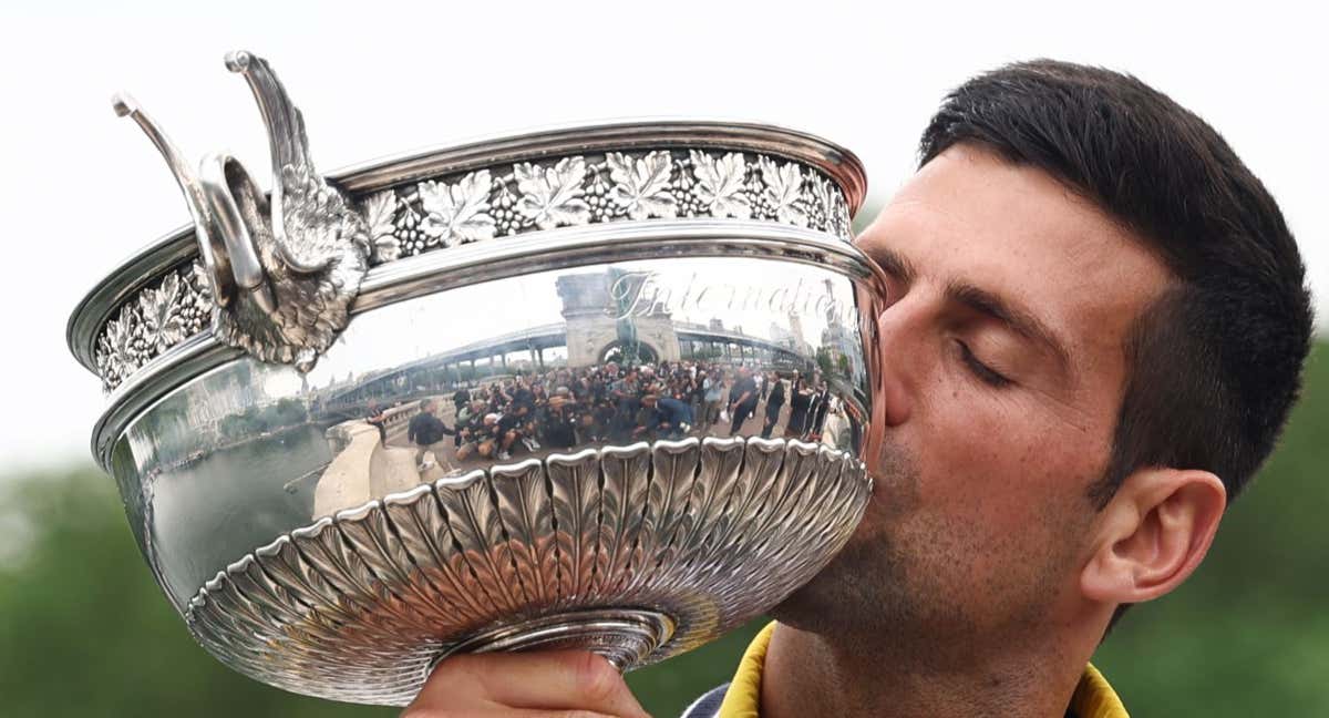Novak Djokovic besando la copa que ganó en Roland Garros 2023. /EFE