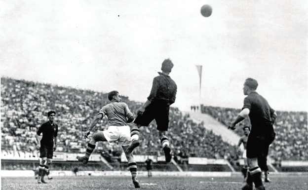 Partido entre Italia y España, celebrado en Florencia, en el Mundial de 1934.