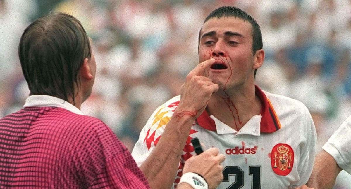 Luis Enrique, tras el codazo que le dio Tassotti en el España-Italia del Mundial de 1994./EFE