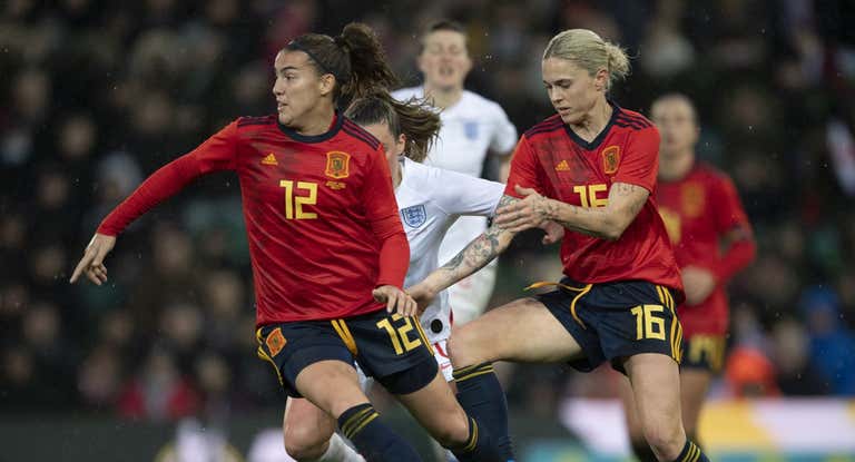 Patri Guijarro y Mapi León durante un partido en la pasada Eurocopa femenina.