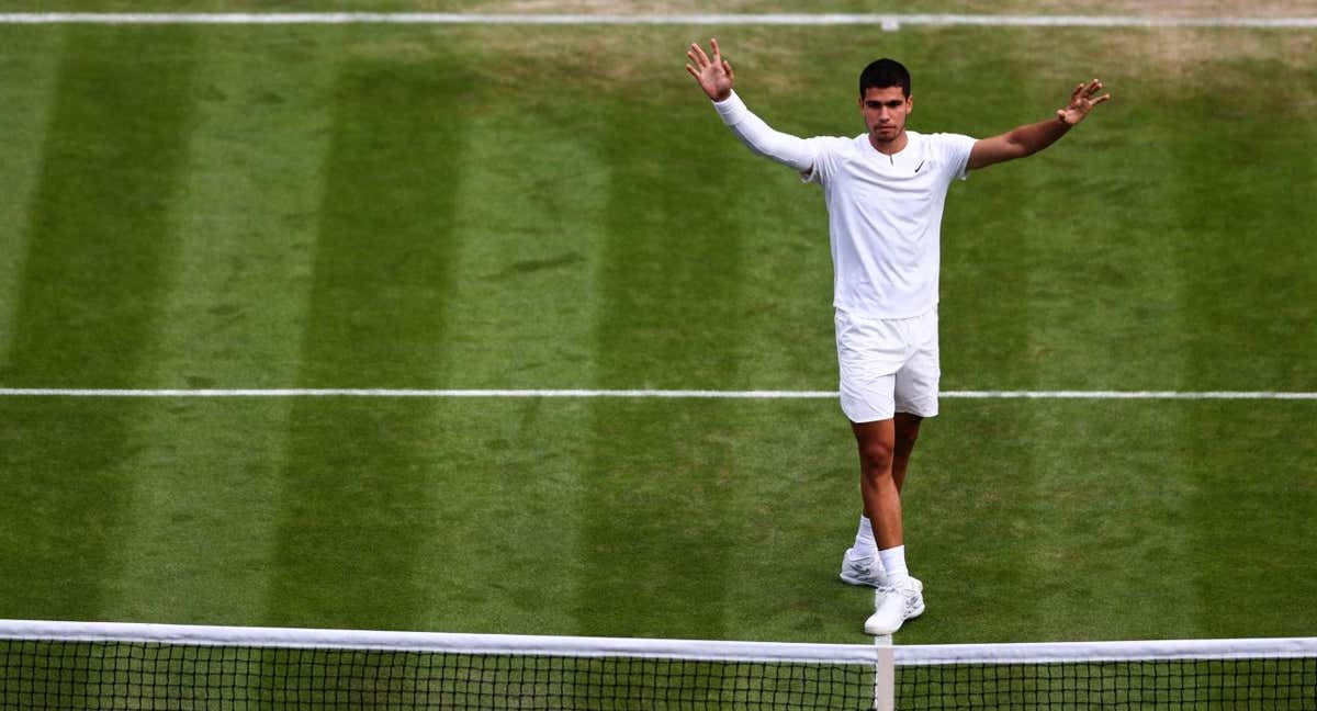 Carlos Alcaraz celebra un punto durante la edición 2022 de Wimbledon.