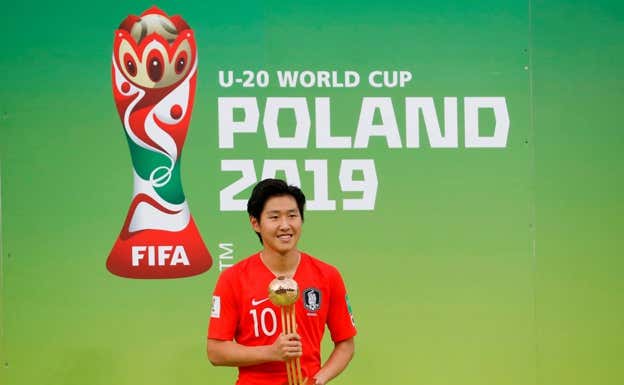 Kang-in Lee, con el trofeo al mejor jugador del Mundial sub.20.  Reuters