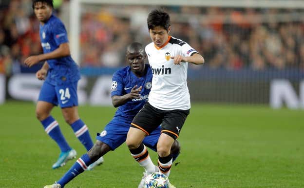 Kang-in Lee, en un partido entre el Valencia y el Chelsea.  EFE