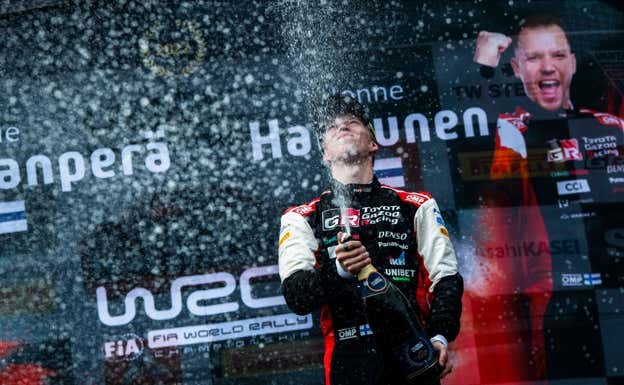Kalle Rovanperä celebra una victoria en el Mundial de Rallies.  Red Bull Content Pool