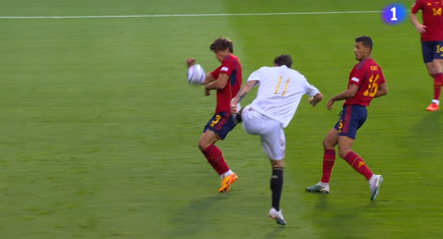 La mala suerte de Le Normand: penalti a los 10′ de su debut