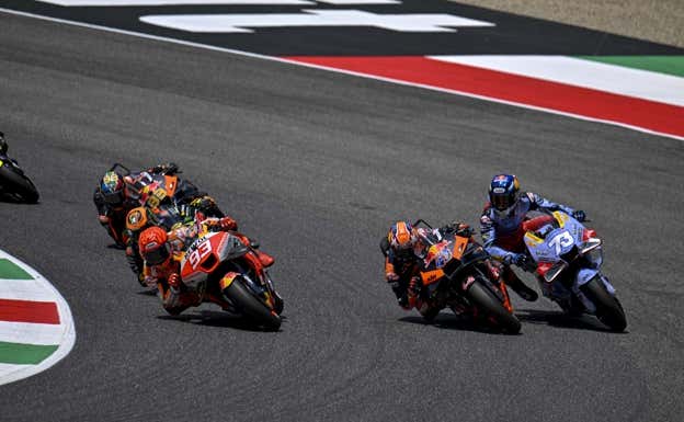 Marc Márquez, en un lance de carrera del GP de Italia 2023 de MotoGP junto a Jack Miller y Álex Márquez.  EP