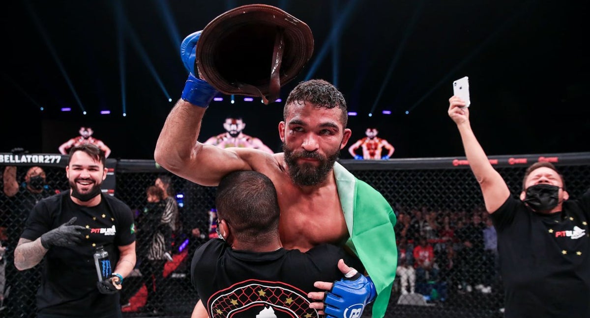 Patricio 'Pitbull' Freire festejando una victoria en Bellator.