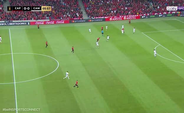 Así golea Vitor Roque: con la voracidad de Luis Suárez y tras la estela de Ronaldo