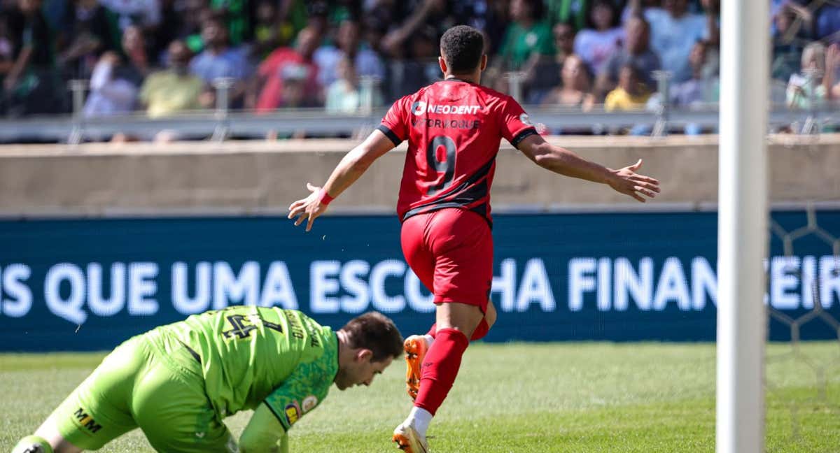 Vitor Roque celebra el último gol que marcó con Paranaense./AFP