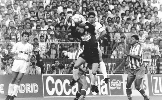Donato, a la derecha, presencia una acción entre el portero Abel y Hierro en la Final de Copa de 1992.  ABC